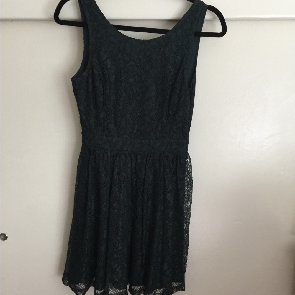 sleeveless lace dress